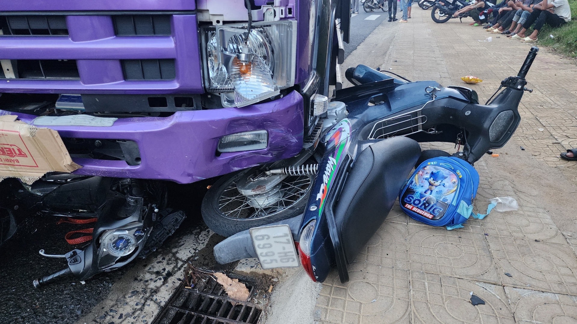 Đà Lạt: Tai nạn giữa ô tô và 2 xe máy, 3 người nhập viện