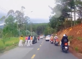 Đà Lạt: Nhóm phụ nữ dừng xe ô tô, tập thể dục giữa đường bị Công an mời làm việc