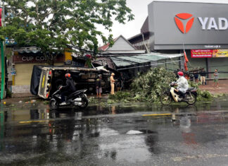 Đức Trọng: Ô tô tải mất lái tông gãy cột điện, lao vào hiên nhà bên Quốc lộ 20