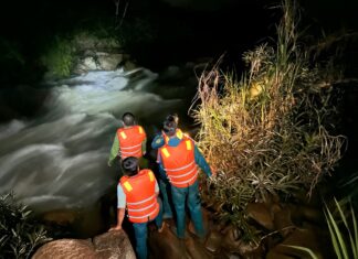 Lâm Đồng: Giải cứu 5 người sau 4 giờ mắc kẹt giữa sông Đồng Nai