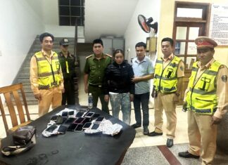 Bắt 3 đối tượng móc túi 17 điện thoại của người dân đi hội chợ ở Bảo Lộc