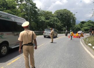 Đèo Bảo Lộc hạn chế xe lưu thông để khoan địa chất xử lý điểm sạt lở