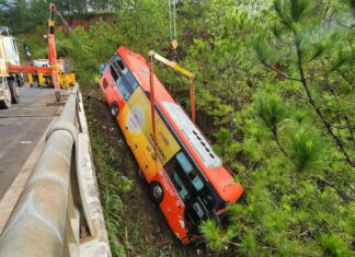 Lâm Đồng: Xe khách mất lái lao xuống cầu Đạ Sar, 11 hành khách may mắn thoát nạn