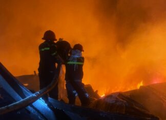 Bảo Lộc: Cháy lớn thiêu rụi kho hàng chứa dầu nhớt cùng nhiều xe ô tô