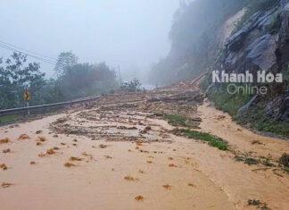 Khoảng 1.000m3 đất đá tràn xuống đèo Khánh Lê, giao thông bị chia cắt