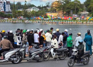 Đà Lạt: Xác minh nhân thân một thi thể nam giới nổi trên hồ Xuân Hương