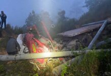 Lâm Đồng: Xe ô tô đầu kéo chở cột điện rơi xuống vực, 2 người tử vong