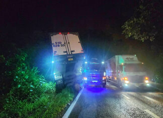 Xe tải đông lạnh treo lơ lửng trên miệng vực đèo Bảo Lộc