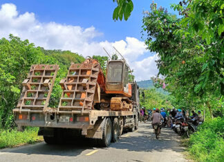 Đạ Huoai: Hơn 100 người ngăn cản xe vận chuyển máy múc vào khu vực khai thác cát được cấp phép