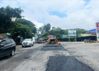 Dặm vá đoạn đường dày đặc “ổ gà”, “ổ trâu” trên đỉnh đèo Bảo Lộc