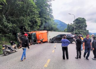 Xe container lật chắn ngang đường, đèo Bảo Lộc ách tắc kéo dài