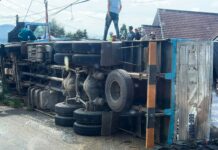 Lâm Đồng: Cứu kịp thời tài xế và lơ xe mắc kẹt trong cabin xe tải bị lật ở đèo Phú Sơn