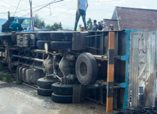 Lâm Đồng: Cứu kịp thời tài xế và lơ xe mắc kẹt trong cabin xe tải bị lật ở đèo Phú Sơn