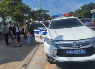 Lâm Đồng: CSGT hỗ trợ khẩn cấp, đưa bệnh nhân suy thận ngất xỉu trên QL20 về nhà.