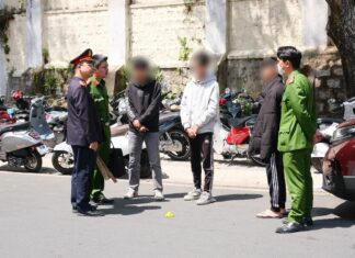 Công an phường Xuân Hương – Đà Lạt: Truy xét nhanh nhóm thiếu niên sử dụng hung khí gây rối trật tự công cộng trước cổng trường